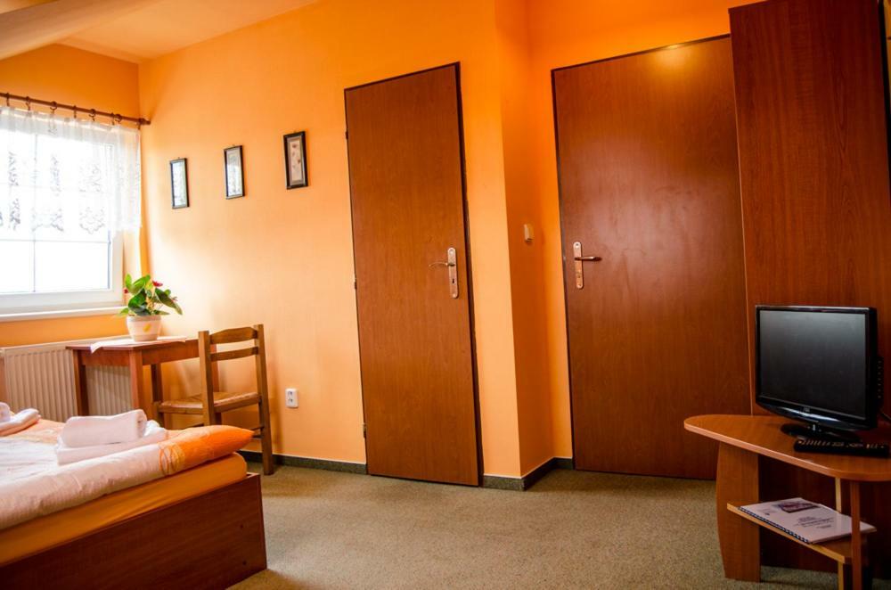 Penzion Vinarna U Hroznu Hotel Veselí nad Moravou Exterior photo