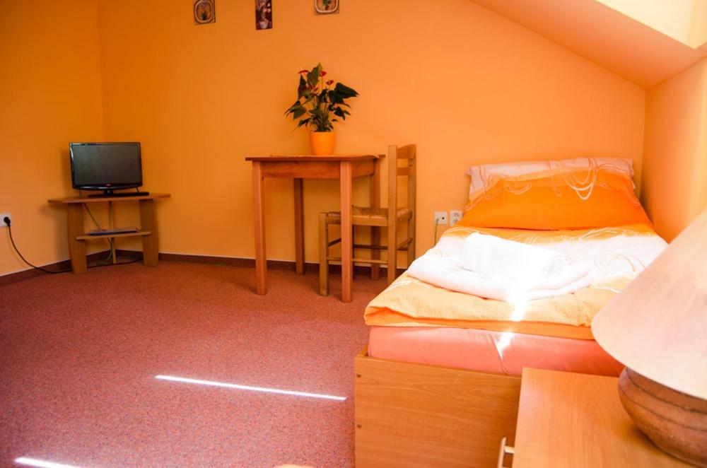 Penzion Vinarna U Hroznu Hotel Veselí nad Moravou Exterior photo
